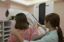基金會一直堅持守護女性健康，建議四十歲或以上女士要每兩年進行一次X光造影檢查。 Safeguarding women’s health, the HKBCF calls upon women aged 40 or above to have a mammogram every two years.