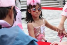 不同年齡的粉紅健兒悉心打扮，做善事同時留倩影。 Pink Walkers of different ages dressed up for the charity walk – with some stealing the spotlight.